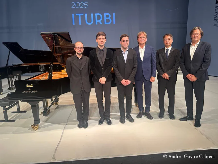 (From left) Ruggiero Fiorella, Uladzislau Khandohi, Nabeel Hayek, Mr. Luis Clemente (Bilbao Trading Partnership S. L.), Mr. Kiyotoshi Yokoyama (Kawai’s piano technician), and Javier Clemente